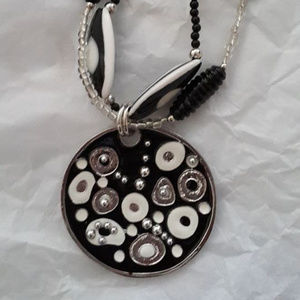 ** BRAND NEW ** BEAUTIFUL STATEMENT NECKLACE